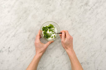 Kräuterdip zubereiten