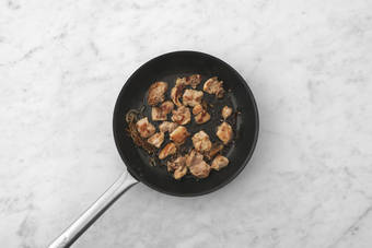 Cuocere pollo e cipolla