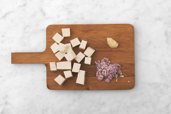 Preparare verdure e tofu