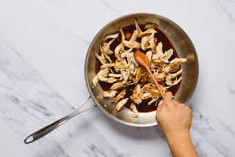 MIX SAUCE & FINISH CHICKEN