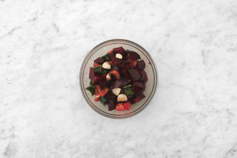 Adereza los vegetales y el pan