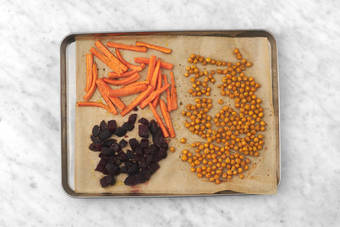 Horneas las verduras y garbanzos