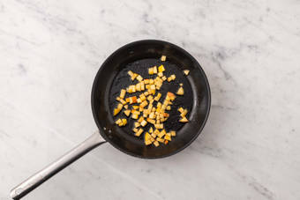 Carameliza la manzana