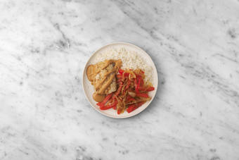 Cocina la merluza y emplata