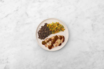 Cocina el pollo y emplata