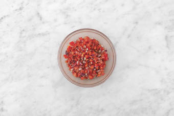 Prepara el pico de gallo