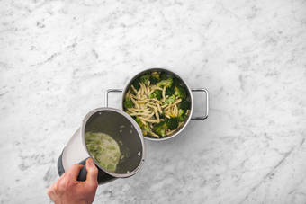 Sauce und Pasta vollenden