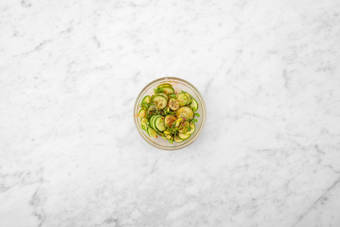 Für den Gurkensalat