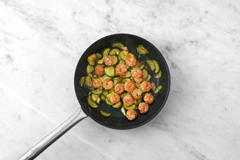 Garnelen und Gemüse anbraten