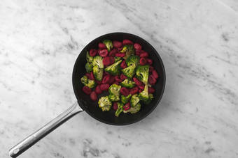 Broccoli und Gnocchi braten