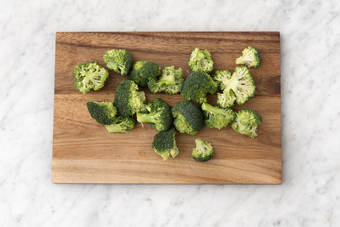 Broccoli in Rösli teilen.