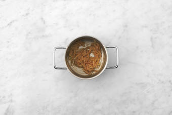 Zwiebel karamellisieren 