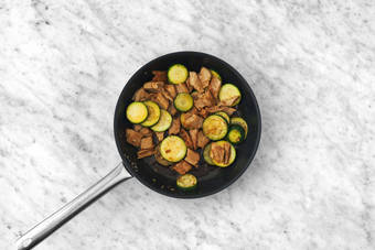 Aggiungere i bocconcini vegetali