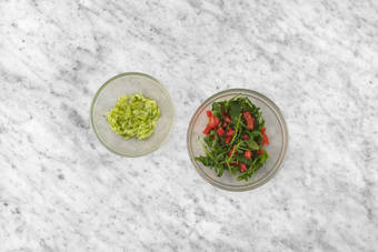 Bland tzatziki og salat