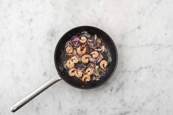 Steg skalotteløg og rejer