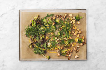 Tillsätt rucola och dressing