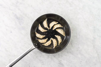 Cook the gyoza