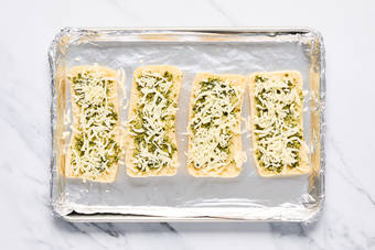 Toast cheesy pesto bread