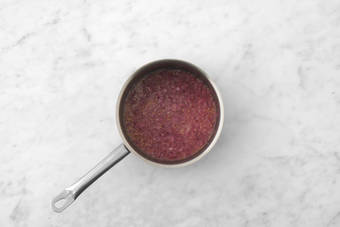 Préparer la sauce à l'oignon