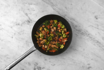 Wok-Gericht fertigstellen