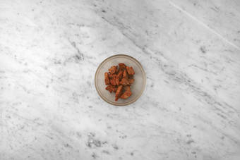 Vegane Filetstücke marinieren