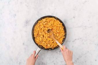 Make the creamy sauce 