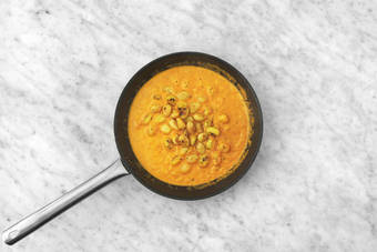 Combina la salsa y los gnocchis