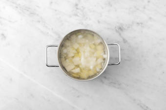 Cocina la chirivía y la patata