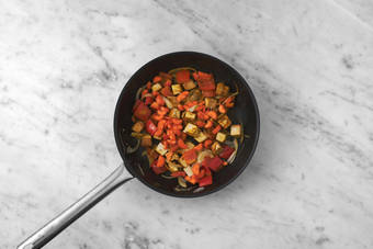 Saltea las verduras y el tofu