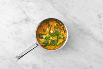 Tilsett grønnsaker og nudler