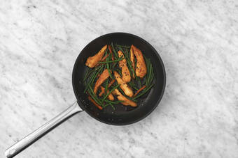 Rosolare pollo e verdure