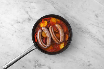 Forbered pølse- og grøntsagsgryde