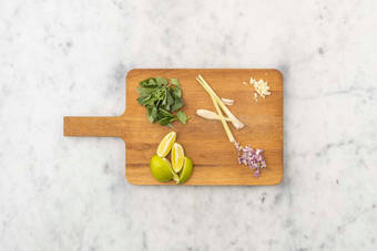 Préparer les aromates