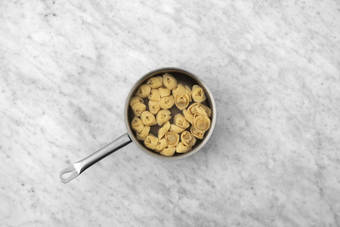 Cuire les tortelloni 