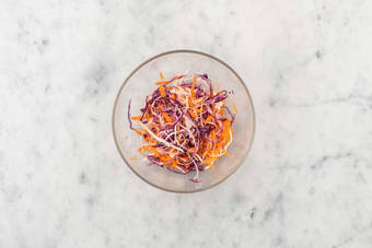 Préparer le coleslaw