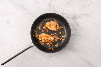 Dorer les amandes effilées