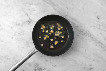 Frühlingszwiebel braten