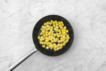 Bacon und Gnocchi anbraten