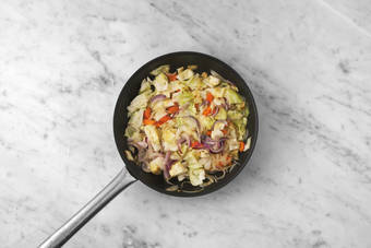 Zwiebeln & Karotten braten