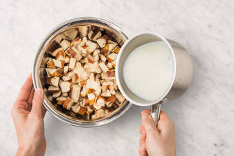 Knödelmasse vorbereiten