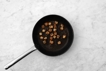 Cook tofu and shrimp