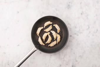 Cook the gyozas