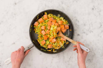 Tillsätt lax och bacon