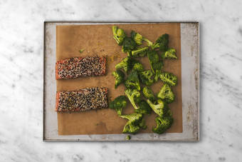 Ugnsstek fisk och broccoli