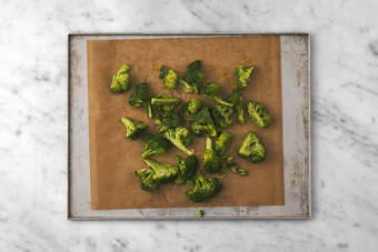 Förbered broccoli och räkor