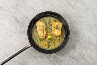 Tilsæt bouillon og steg rejer