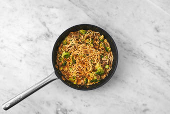 Tilsæt broccoli og nudler