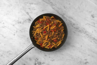 Tilsæt pasta og ost