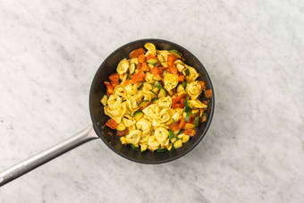 Tillsätt pasta och stek kyckling