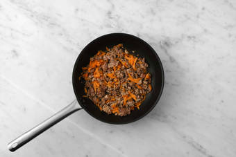 Cocina la carne y zanahoria